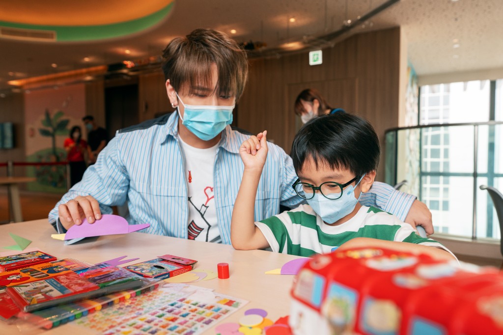 姜濤扮演小朋友的「同學」角色。