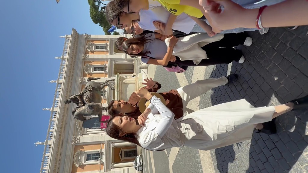 洪永城向小朋友自稱是香港電影明星。