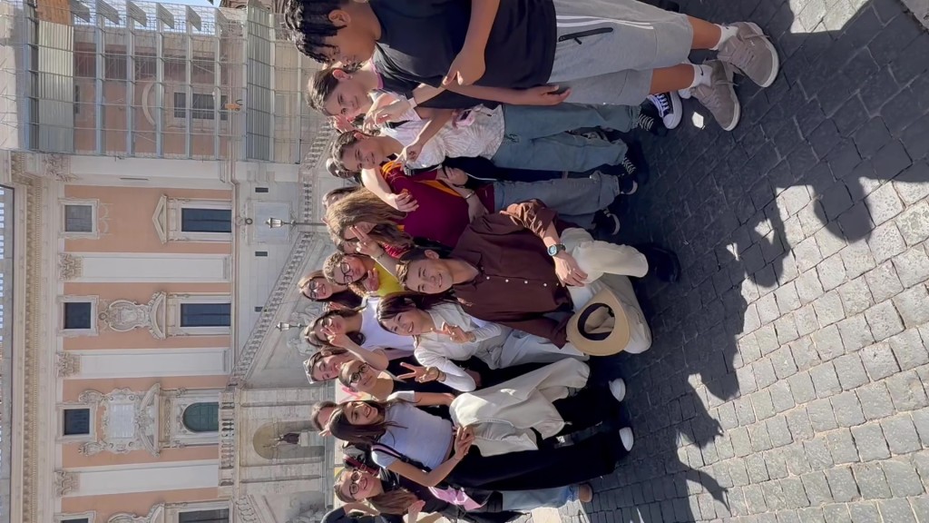 二人被當地學生包圍索取簽名。