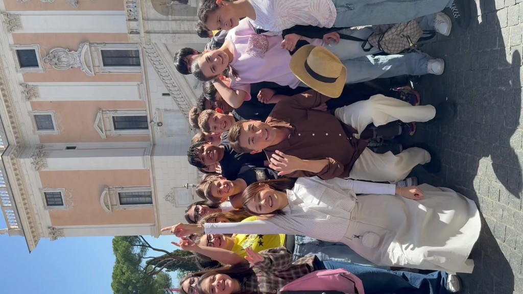 簽名場面十分熱鬧。