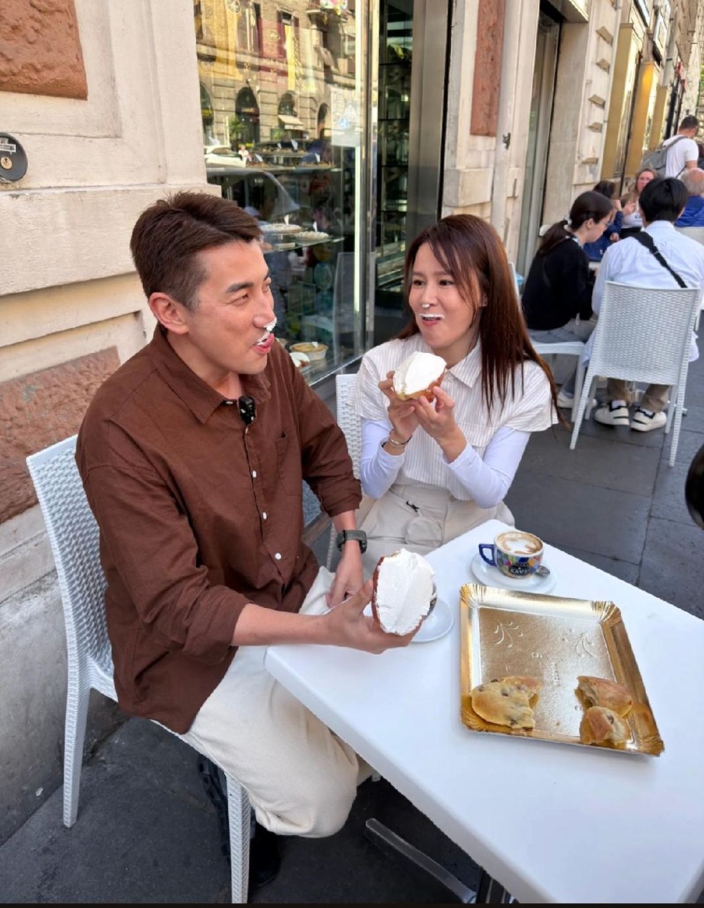 二人一起品嘗當地著名甜品。