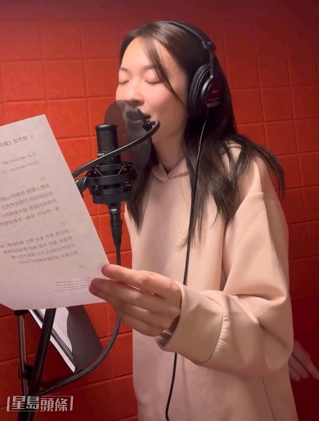 雖非專業歌手，但蔡潔本身熱愛唱歌，表演對她來說並非難事。