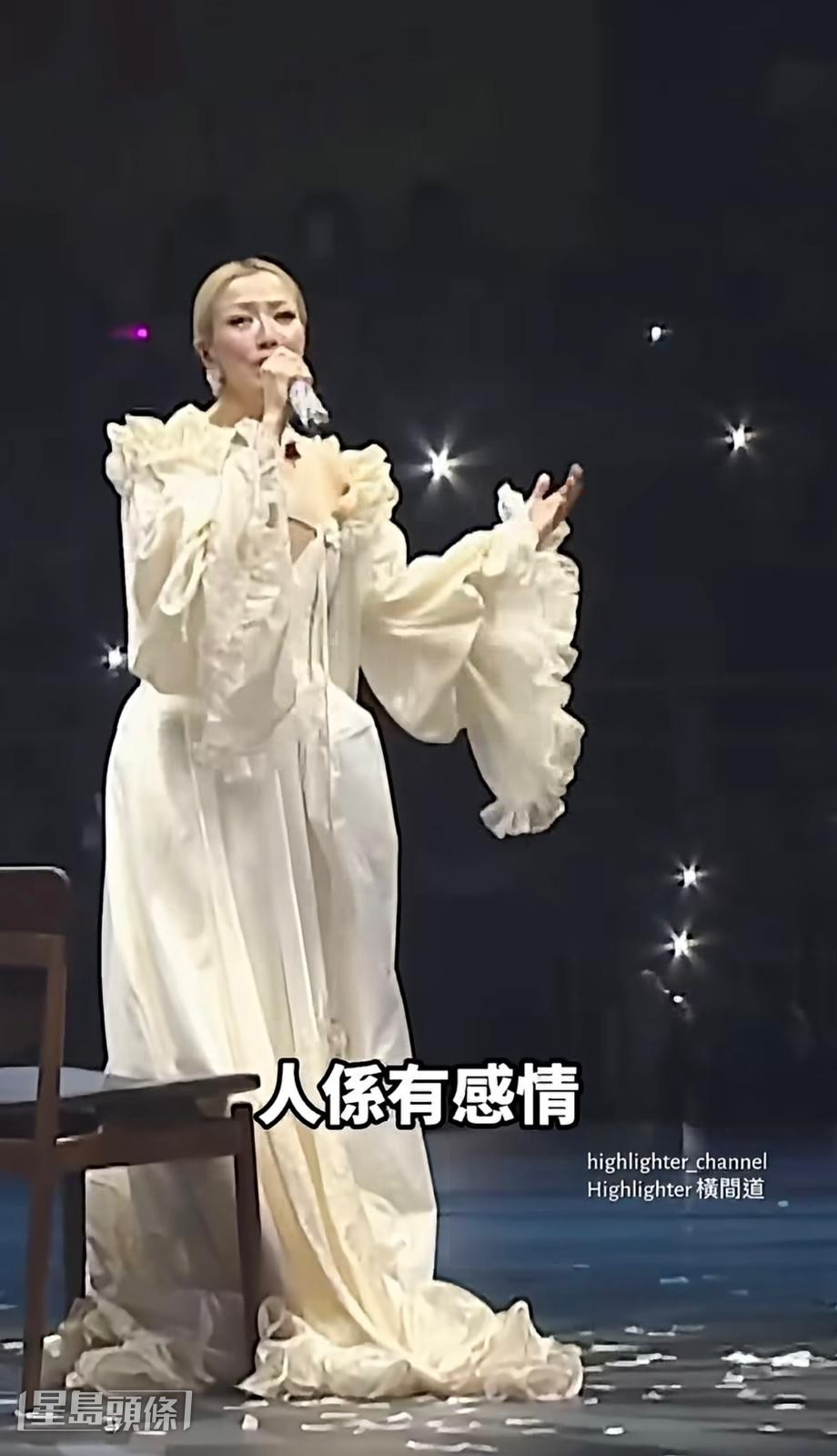 Sammi提到，看到觀眾舉起的燈海時，一度感動得眼泛淚光。