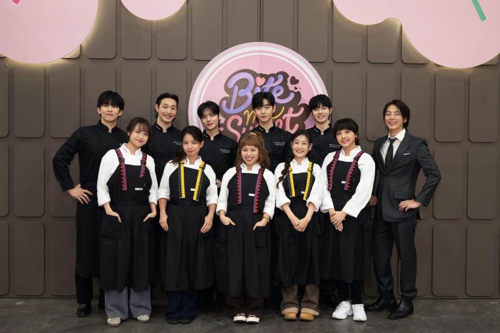 一眾參賽者與韓國男星們開心合照。