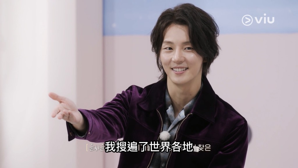 《Bite Me Sweet》由韓國演員尹施允擔任主持。