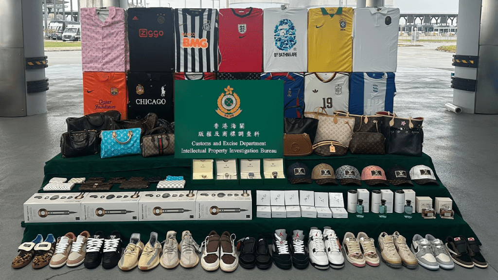 港珠澳大橋海關截獲140萬元冒牌貨 檢世界盃球衣等貨物拘捕司機