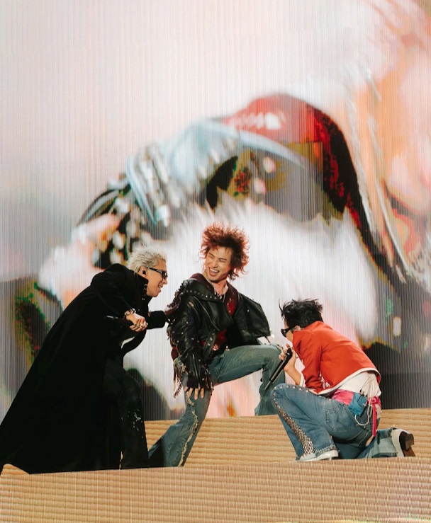 今次演出氣氛更為熾熱，三人甫出場便以經典歌曲帶動全場。