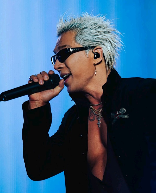 太陽身穿大U背心登場，盡顯鍛鍊有成的胸肌線條。