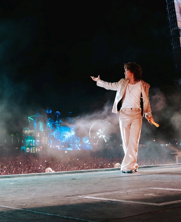 大聲換上一身銀白色閃亮舞台服，造型搶眼。