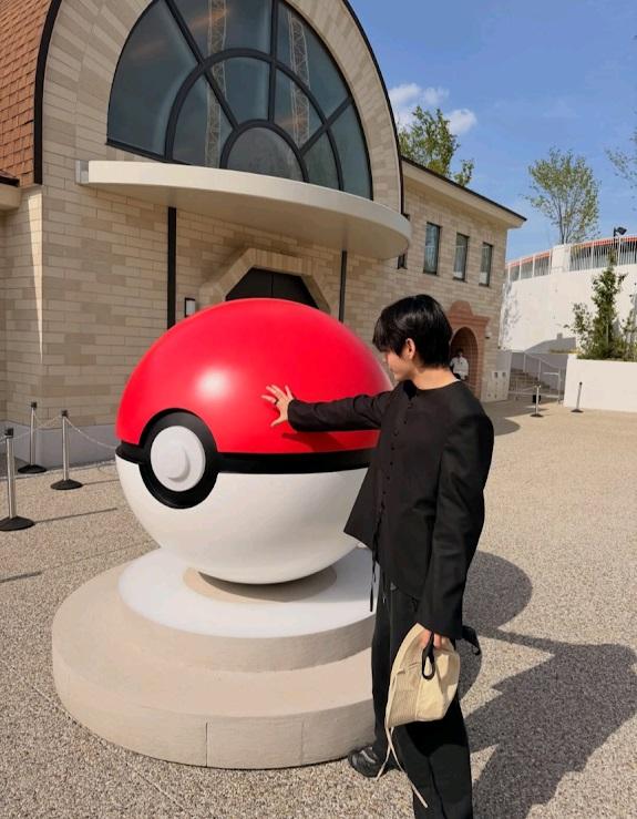 V大方以真面目示人，並擺出抓住精靈球的姿勢拍照。