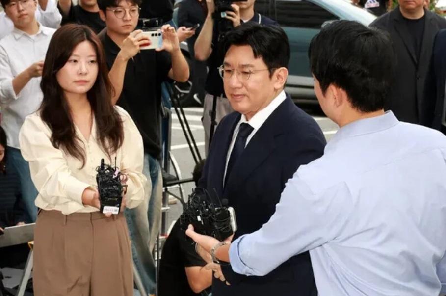 美國駐韓大使館發函要求韓國警方解除HYBE董事長房時赫的出境禁令，讓他能陪同BTS前往美國。