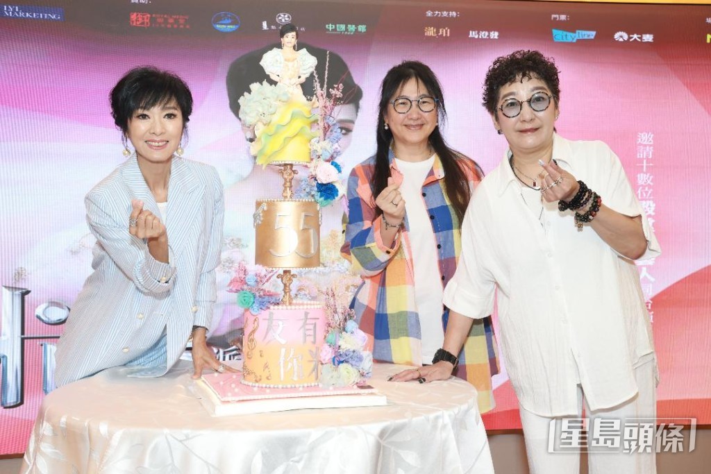 米雪與兩位妹妹蘋果及雪梨合影。