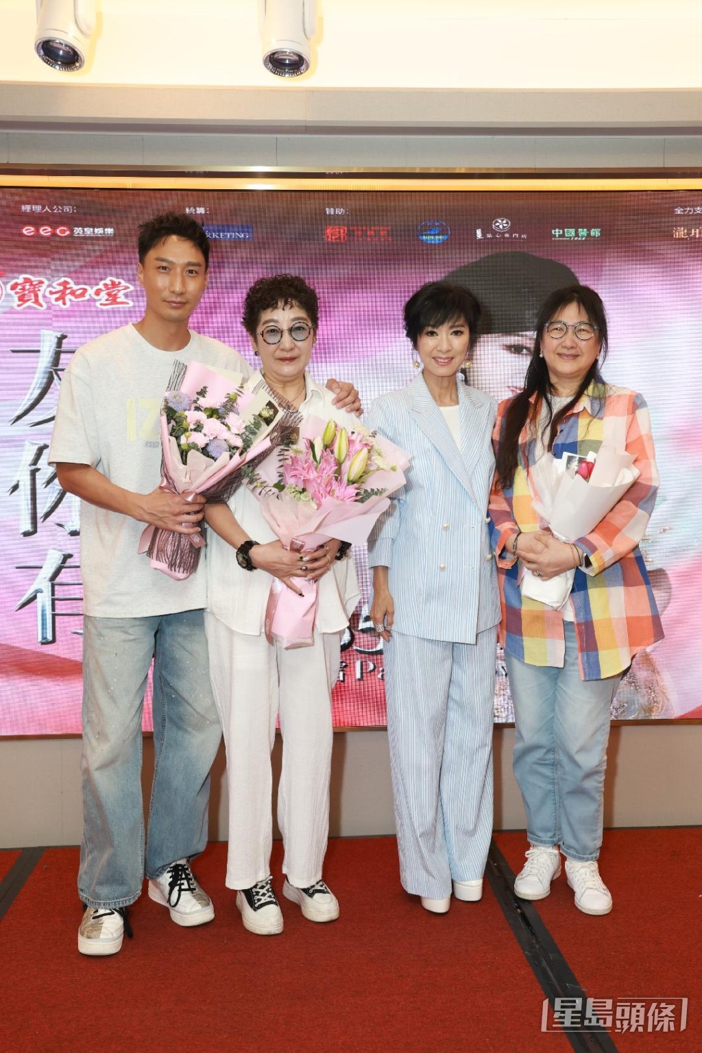 米雪與家人蘋果、雪梨及姨甥徐偉棟一同合照。