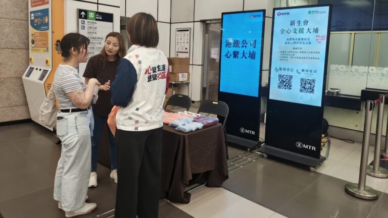 大埔宏福苑居民獲安排返家執拾 港鐵與新生會設站提供心理支援