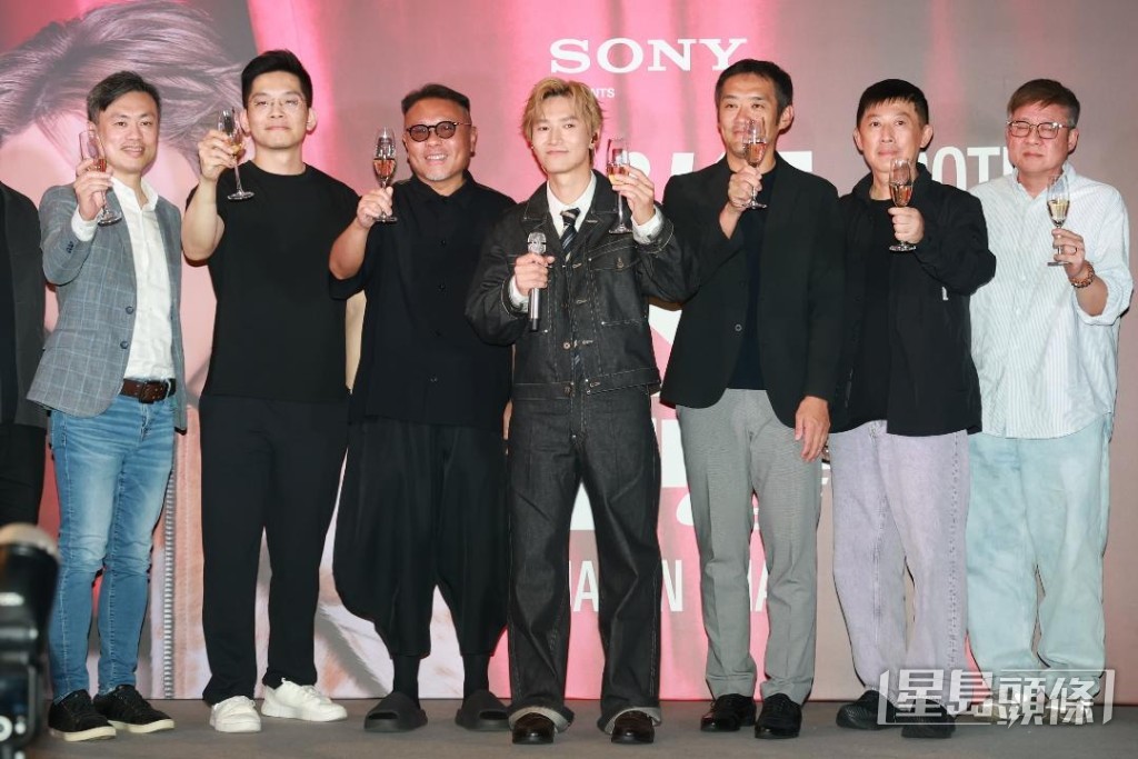 Jason與演唱會幕後團隊一同祝酒。