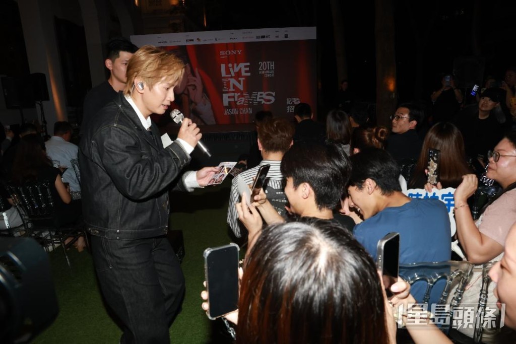 期間不少粉絲大叫「加場」表示支持。