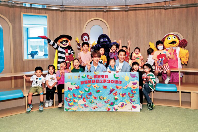 ■劉德華和姜濤齊齊和病童玩遊戲以及做手工。