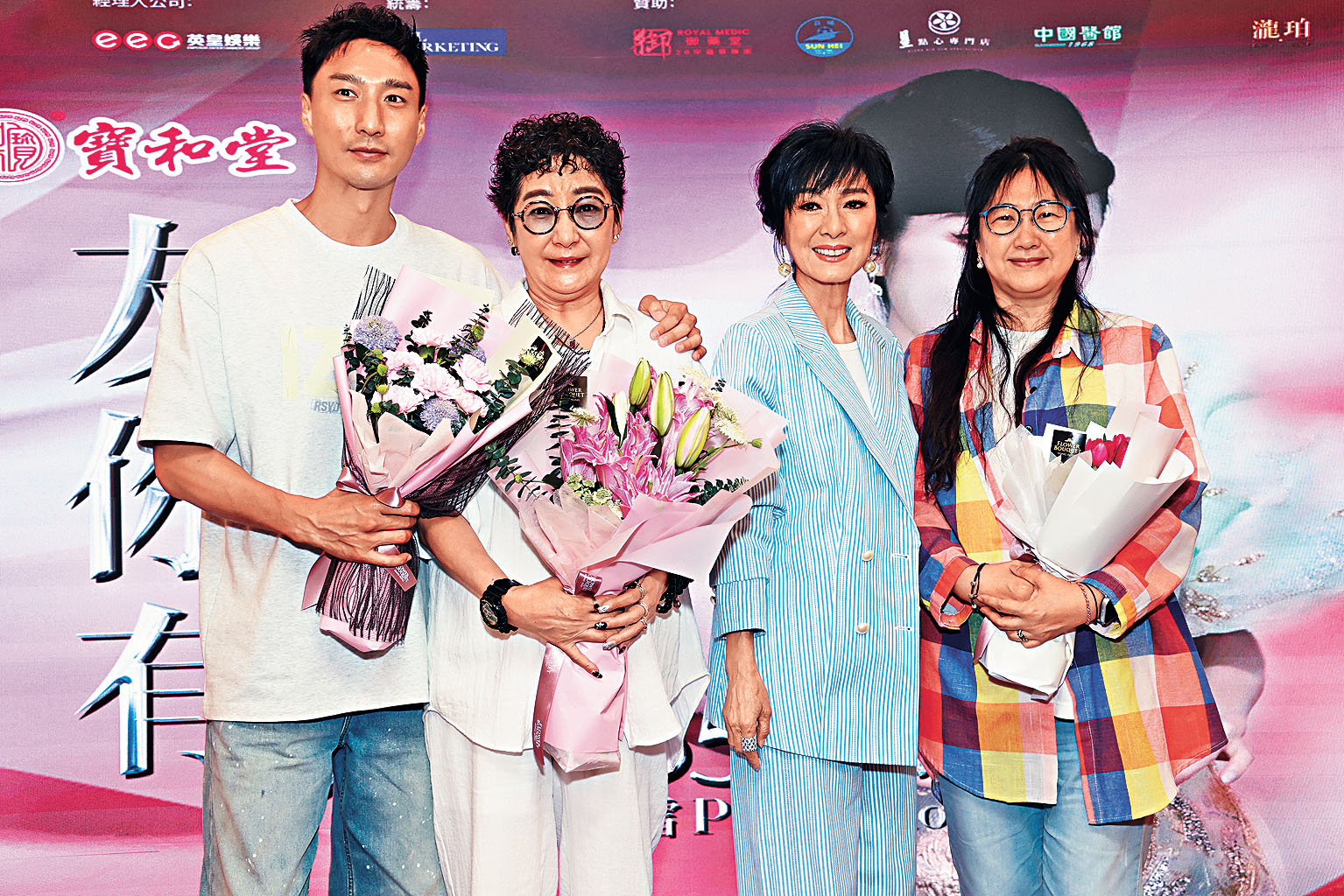 ■米雪為入行55周年紀念騷開記者會，獲姨甥徐偉棟、妹妹雪梨和蘋果撐場。