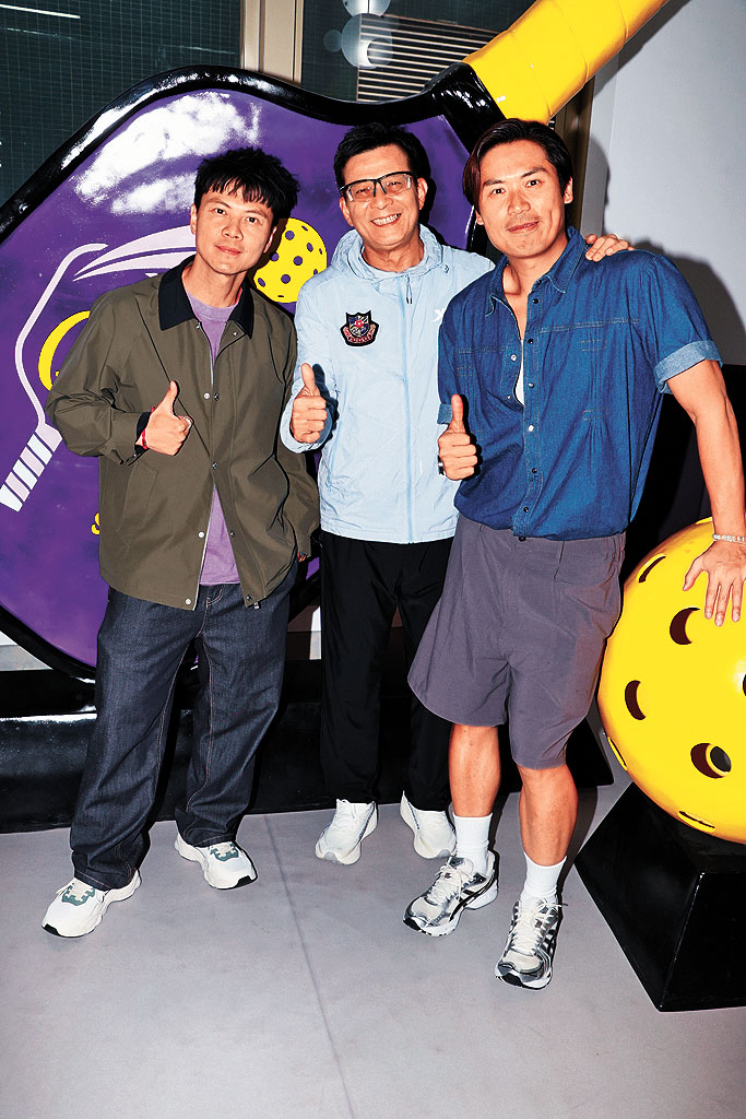 ■莫家淦（左）與潘梓峰（右）合股開設的匹克球場開張，獲黃日華現身撐場。