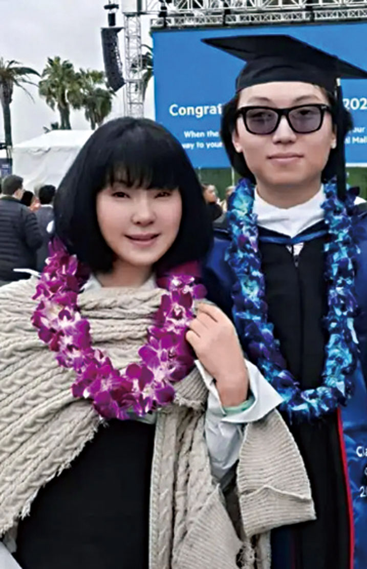 陳紅和兒子合照。網上圖片