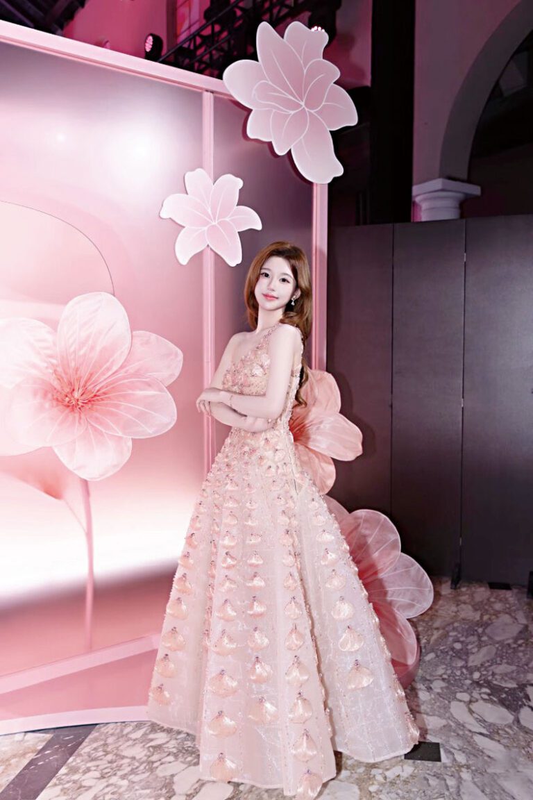 趙露思穿粉紅色單肩裙亮相。網上圖片