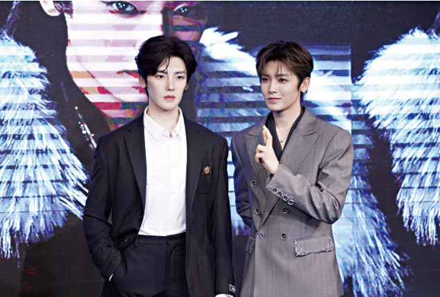 侯明昊（右）為自己的蠟像揭幕。網上圖片