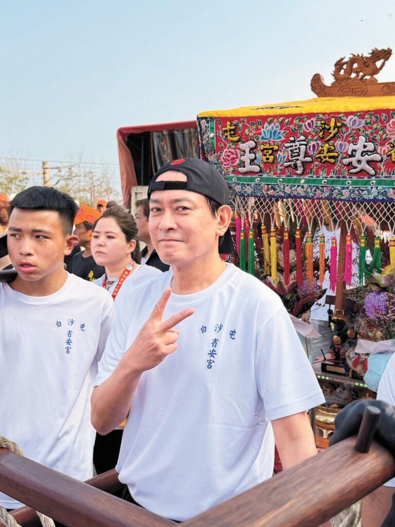 ■王識賢一現身，馬上引來經過的香燈腳們注目。網上圖片