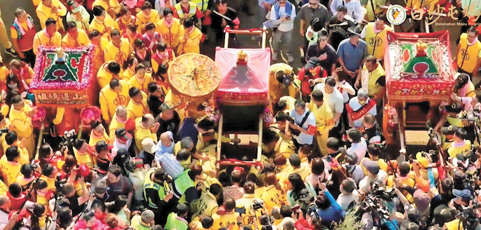 王識賢第四次為靈安尊王扶轎。網上圖片