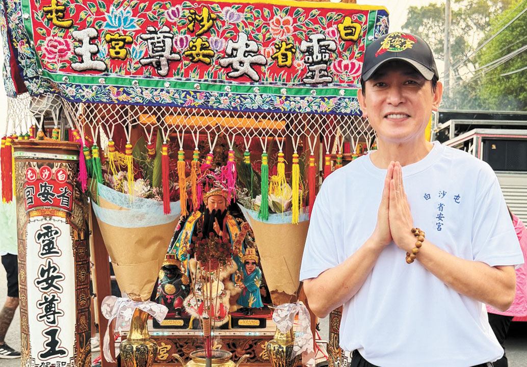 ■王識賢現身白沙屯扶轎、恭迎媽祖回宮。網上圖片