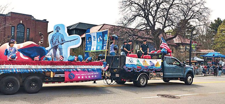 萊星文化中心的花車在愛國者日大遊行中。 主辦方提供