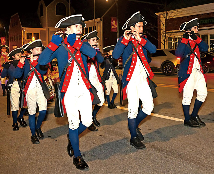 學生們穿民兵的服裝參與萊星文化中心主辦的元宵燈籠節遊行。