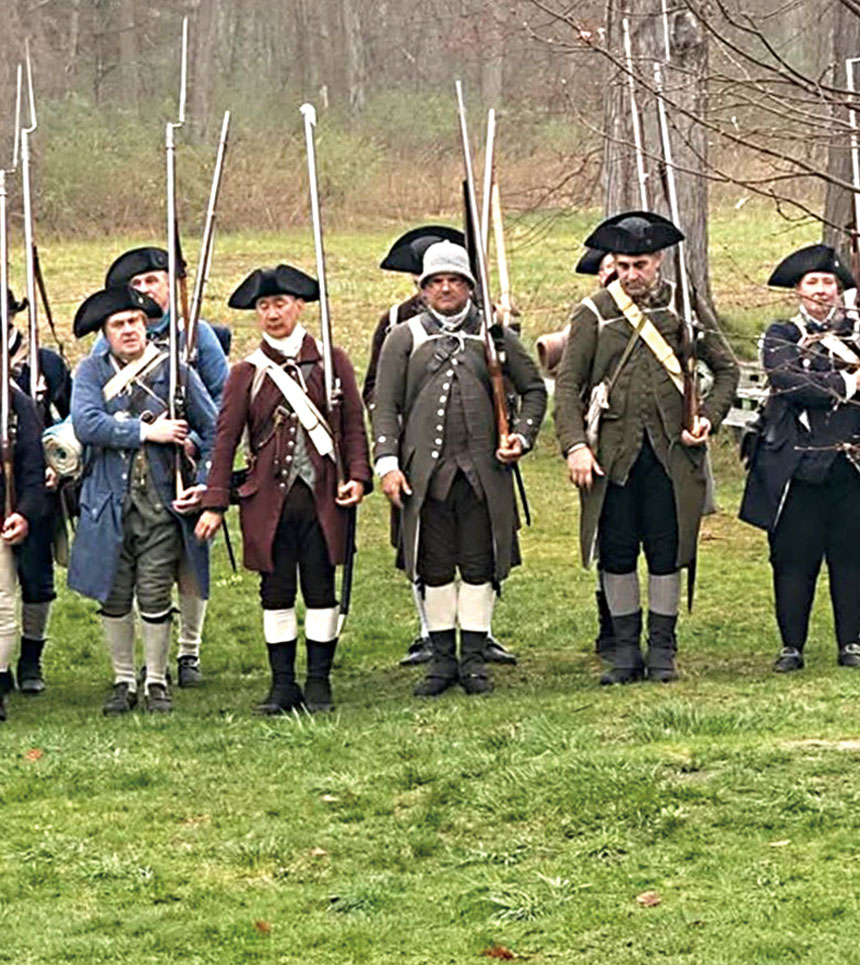 在康和鎮重演251年前的北橋戰役的志願者們。