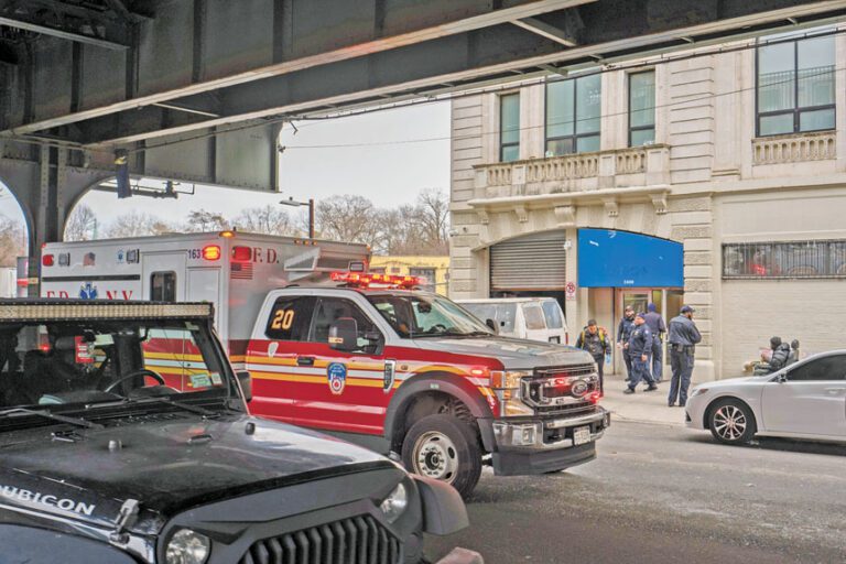 根據最新公佈的提案內容，透過911呼叫救護車服務的漲幅可能高達29%。 Adam Gray/紐約時報