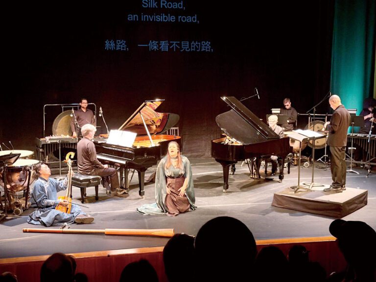 香港女高音鍾嘉欣演唱《九色鹿》， 演奏家劉俊豪唱《心經》，配合鋼琴、人聲與打擊樂帶出佛教哲學故事。