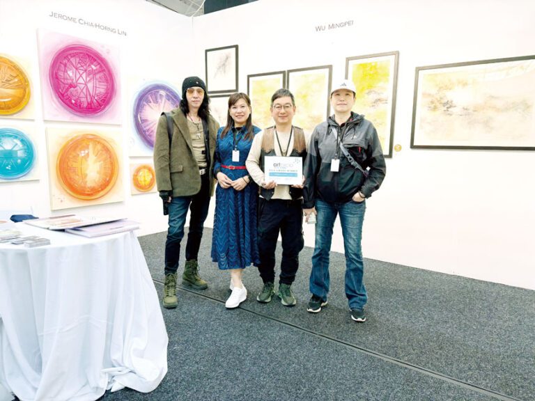 台灣AuRich藝術團隊勇奪「最佳國際藝術展覽者獎」在展攤上合照。