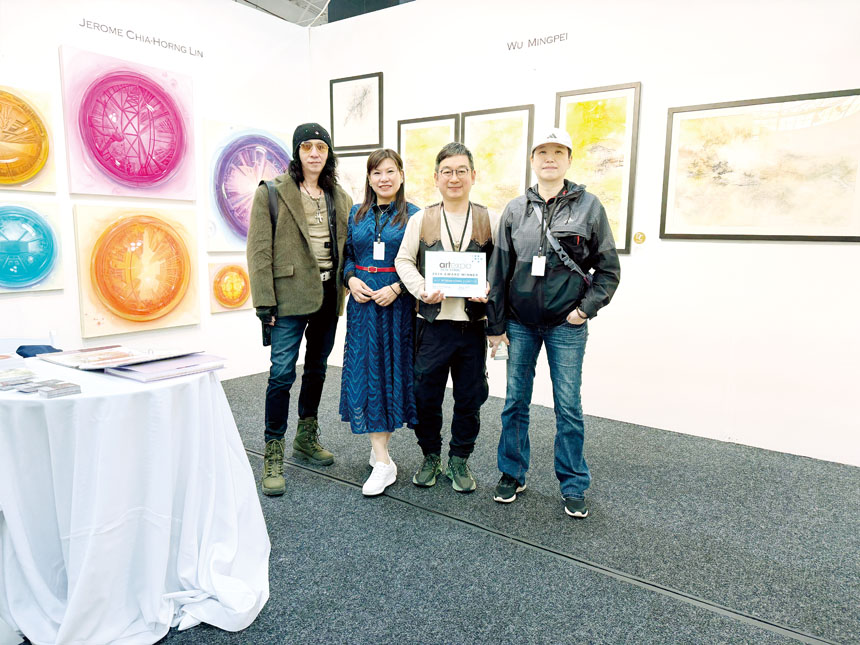 台灣AuRich藝術團隊勇奪「最佳國際藝術展覽者獎」在展攤上合照。