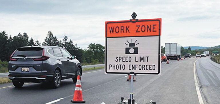 州市政府提醒司機在公路維修區小心慢行。