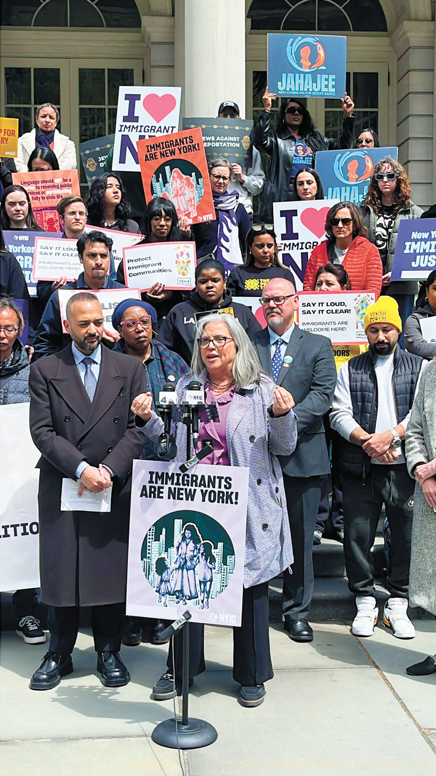 維權人士集會呼籲市府預算保護移民。