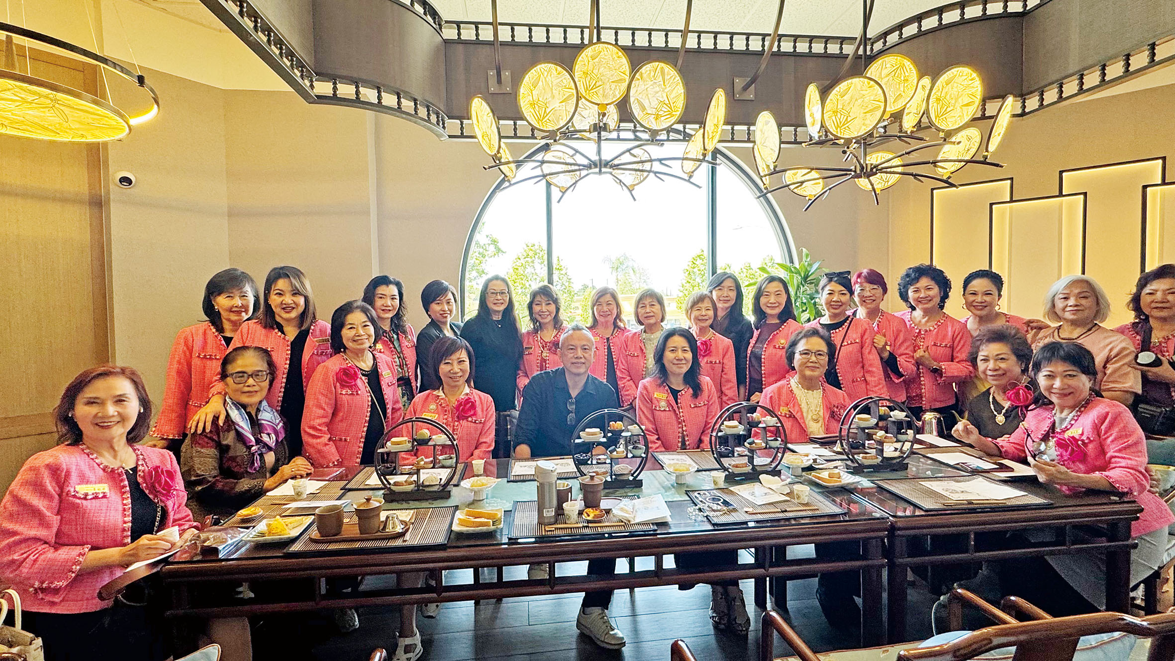 世華南加州分會企業參訪活動大合照。記者陸新攝