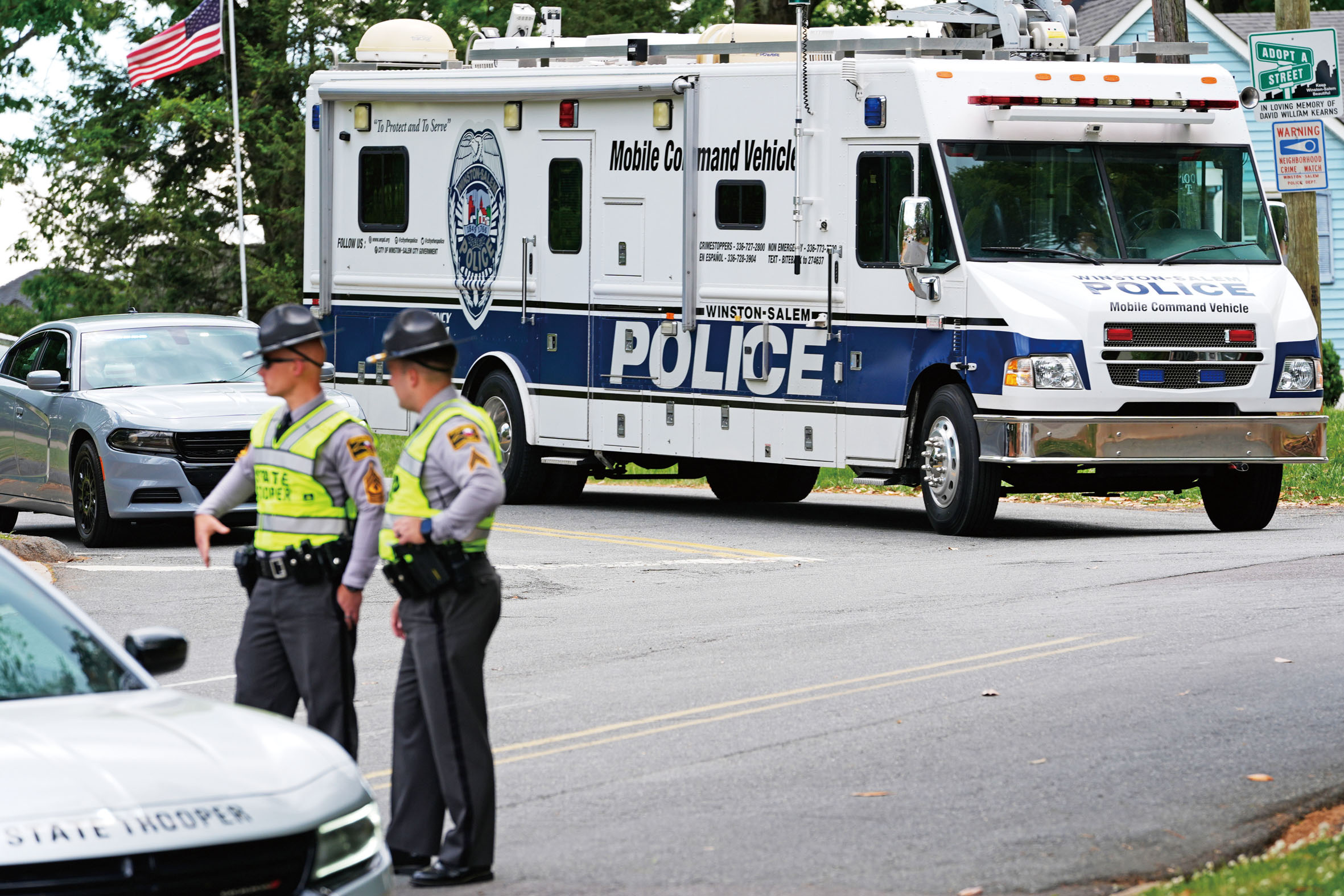在北卡羅來納州溫斯頓-塞勒姆市的萊因巴赫公園，一輛警用移動指揮車在現場蒐證。 美聯社