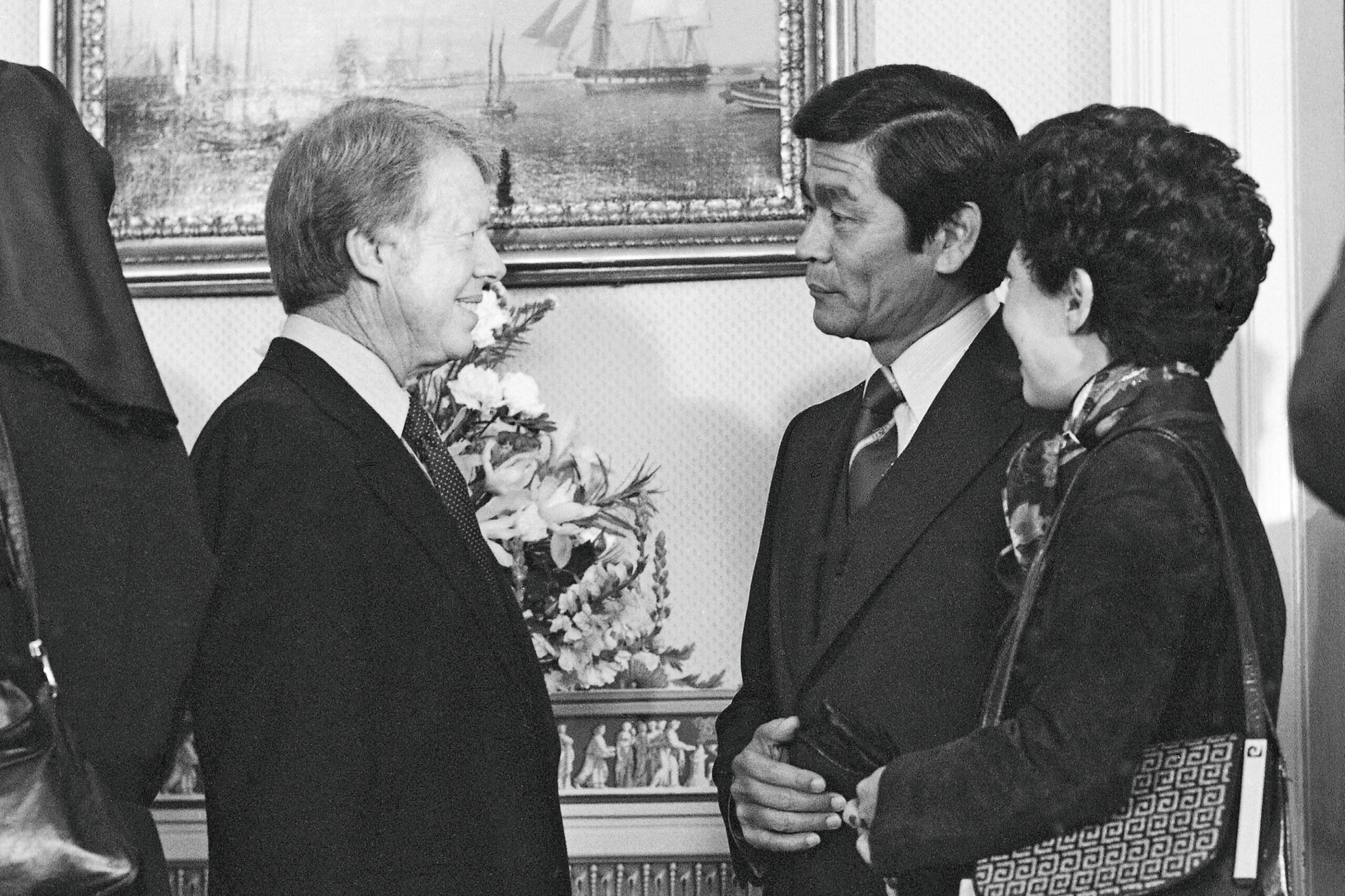 1977年1月21日，夏威夷州州長有吉良一（中）和他的妻子真知子在華盛頓白宮與卡特總統交談。 美聯社