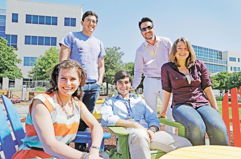 教育專家建議，學生應把握進入大學前的暑假打下基礎，爭取大一暑假獲得實習機會。美聯社