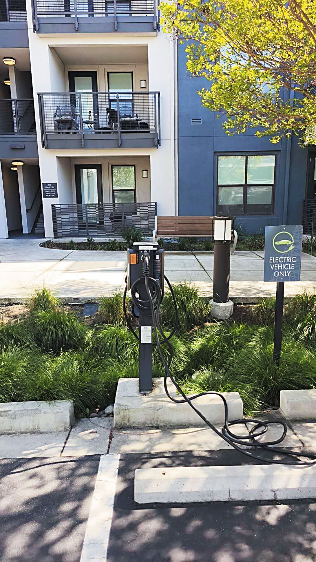 圖為門羅公園市（Menlo Park）一個公寓小區的充電樁。記者王蔚攝