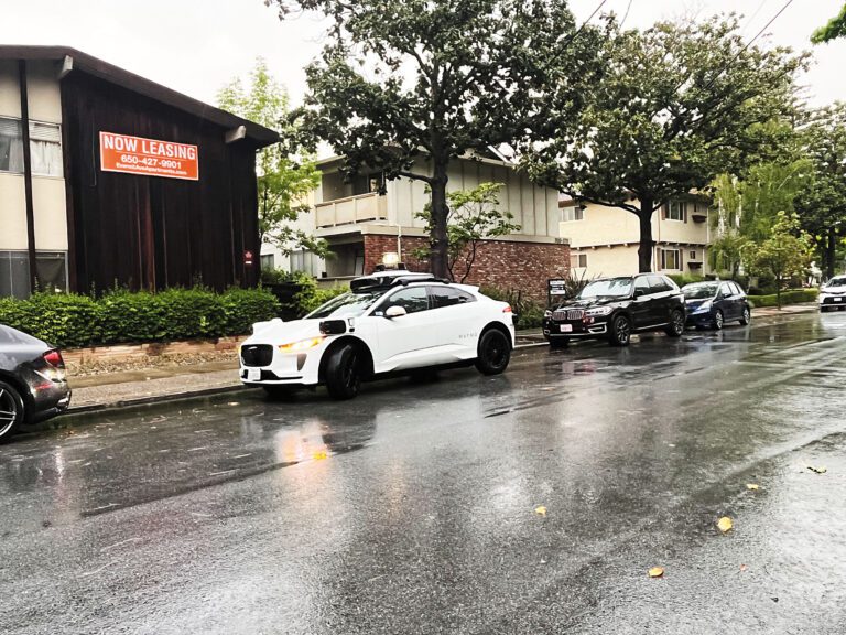 州府報告顯示，加州的無人駕駛車乘車量19個月激增500%，圖為一輛Waymo無人駕駛車在波羅阿多市街頭行駛。記者王蔚攝