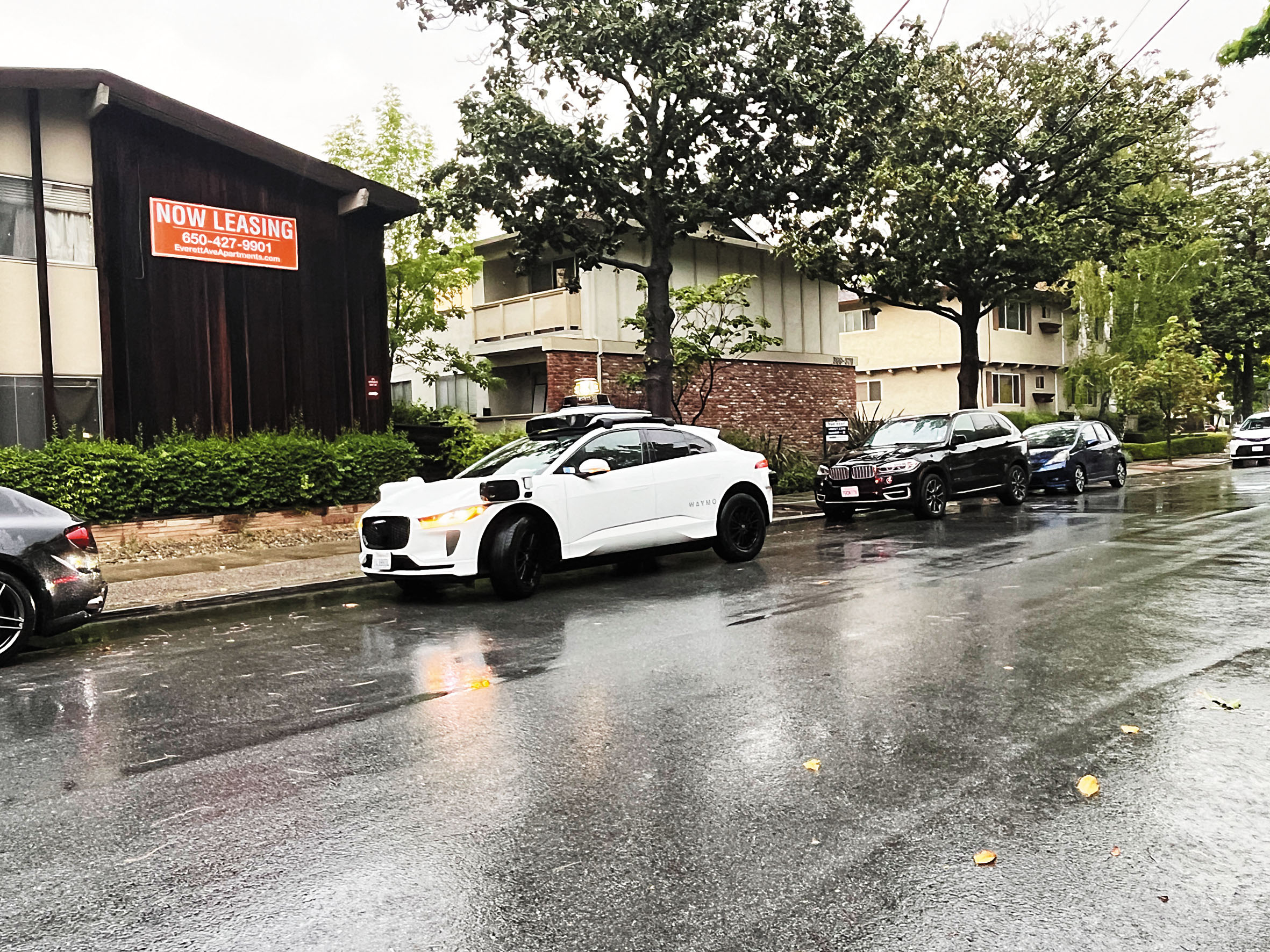 州府報告顯示，加州的無人駕駛車乘車量19個月激增500%，圖為一輛Waymo無人駕駛車在波羅阿多市街頭行駛。記者王蔚攝