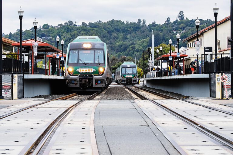 圖為北灣索奴瑪-麥林地區鐵路局的列車站。灣區城市新聞社