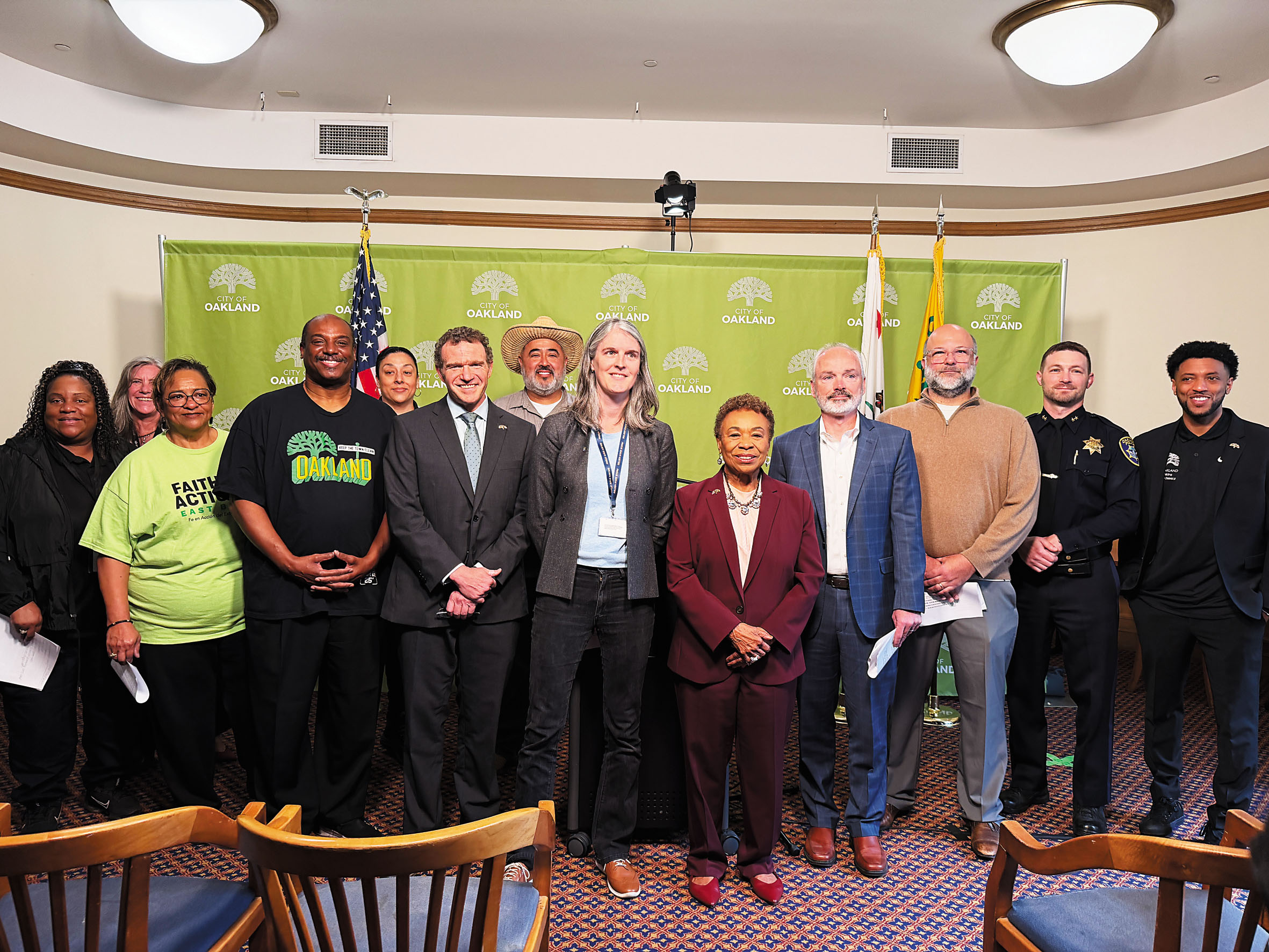 屋崙市長芭芭拉李與市議員、縣府代表及社區組織領袖於市政廳舉行記者會。記者蘇婕雅攝