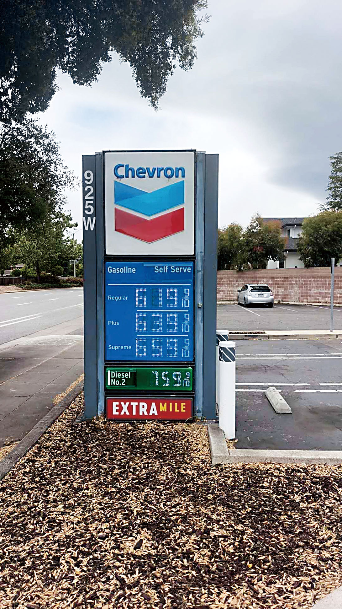 矽谷智庫報告警告油價飆升對地方經濟影響，圖為4月20日辛尼維爾（Sunnyvale）一家Chevron加油站的牌價。記者王蔚攝