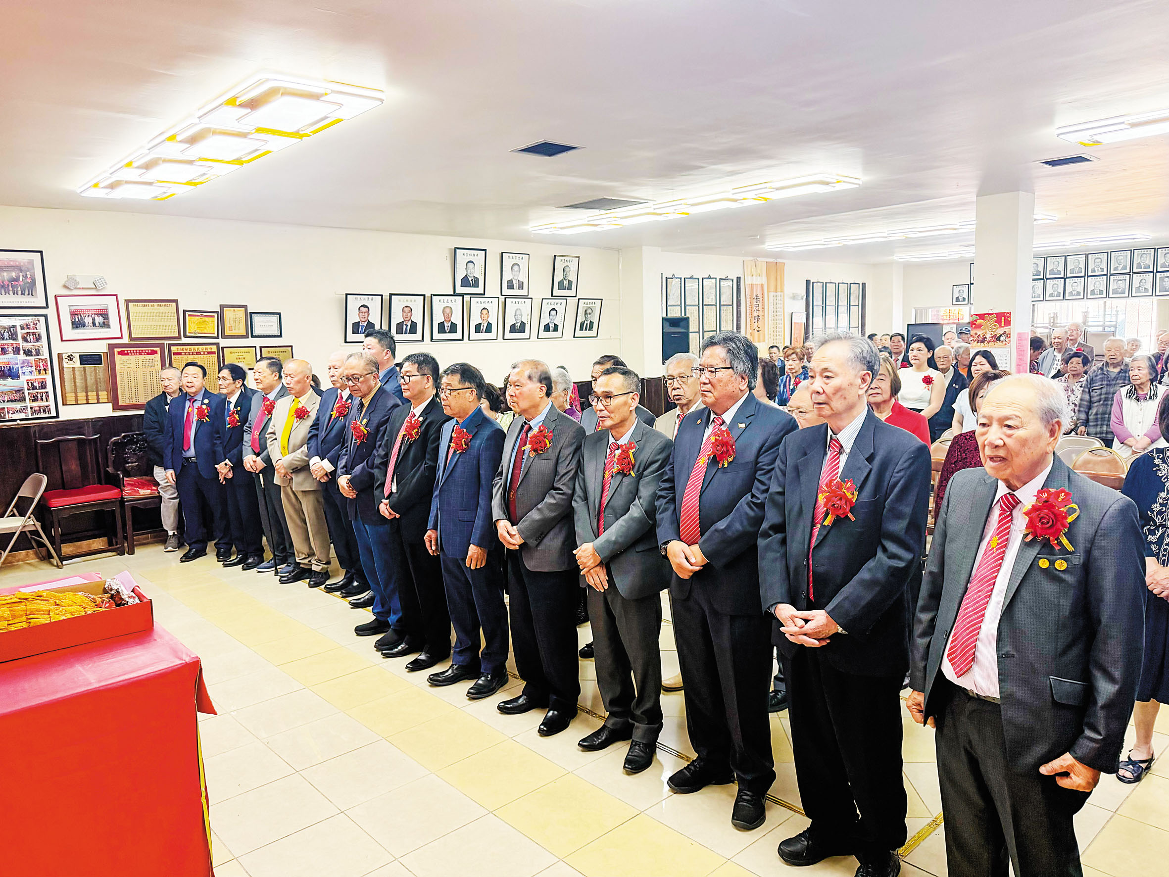 主席、元老、總長、僑團首長向嘉賓敬酒，祝新年吉祥如意。姜家譽攝