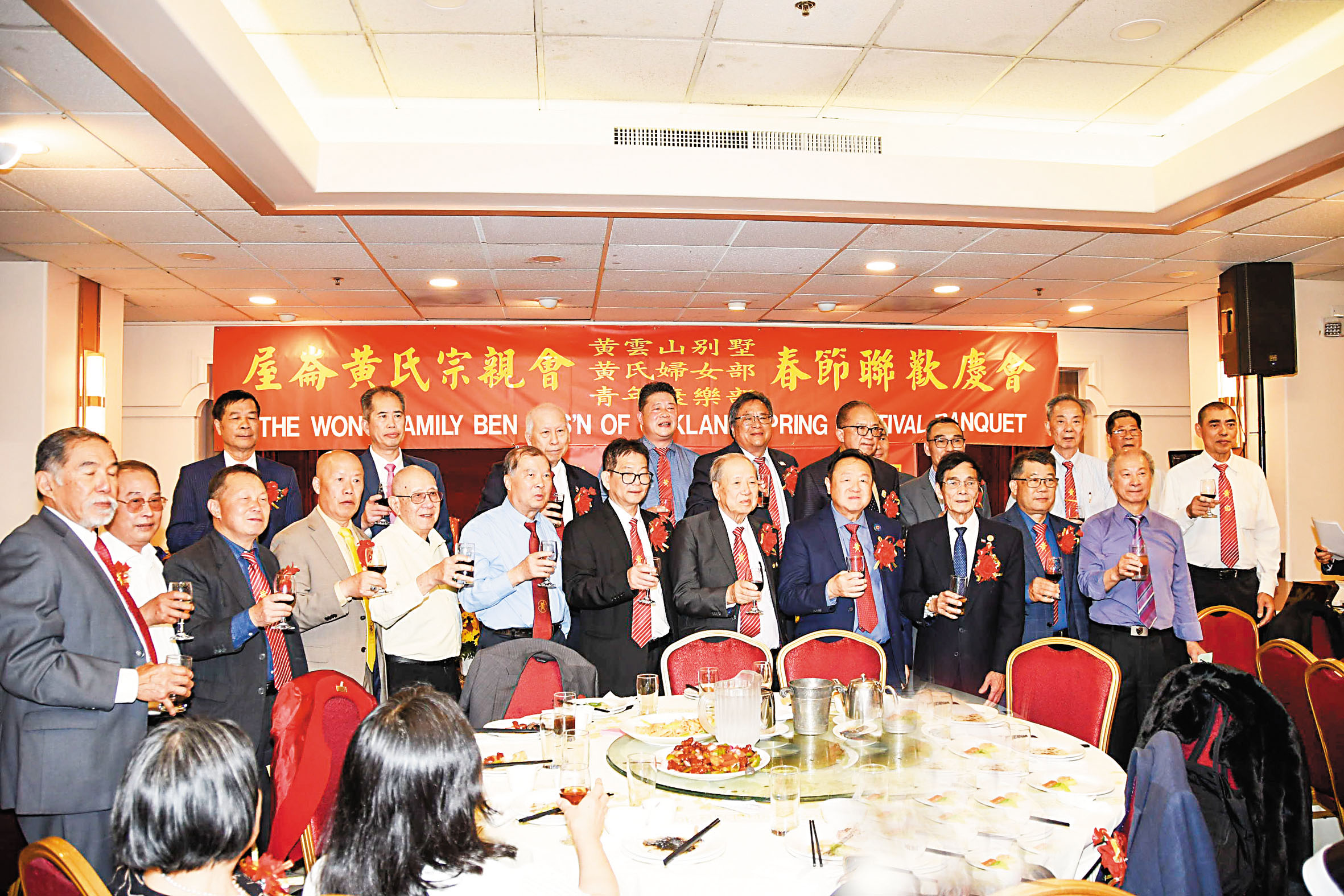 主席、元老、總長、黃伍倆姓嘉賓齊聚宗親會禮堂，虔誠祭祖，祈求堂務興隆，新春吉祥。譚國亮攝